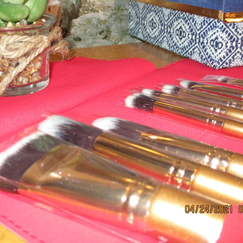 Makeup Set (Assorted Brands) - Picture 5 of 11
